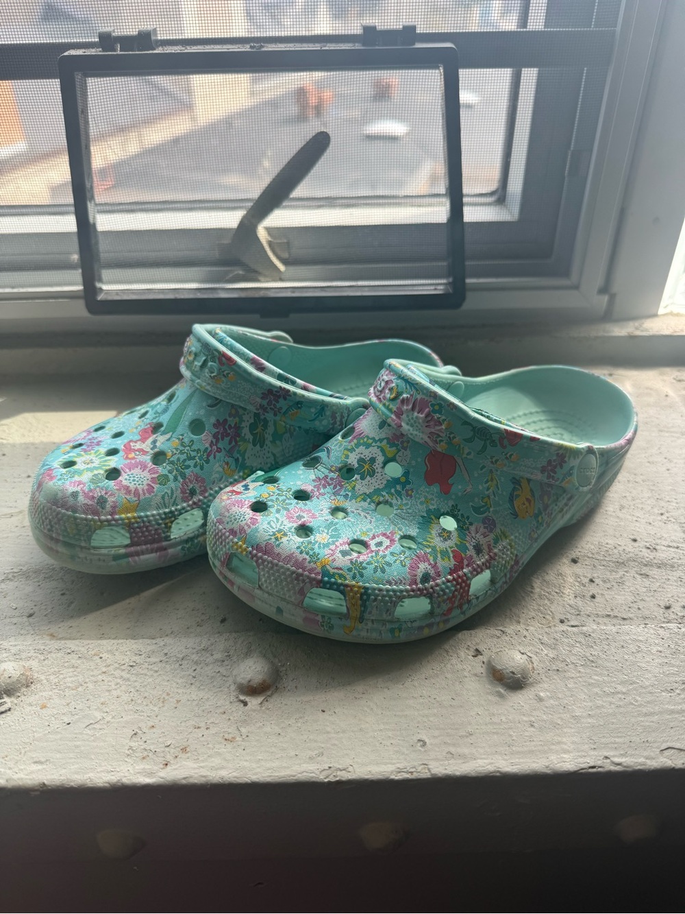 Disney Little Mermaid Crocs Clogs - Women’s 6, Men’s 4 - Sea Print Classic Crocs